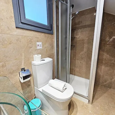 Dios Ponte Finikoudes Beachfront Casa de Férias *