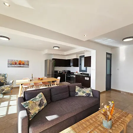 Dios Ponte Finikoudes Beachfront Λάρνακα