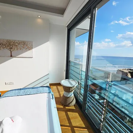 Dios Ponte Finikoudes Beachfront بيت للعطل لارنكا