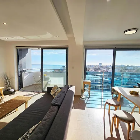 Dios Ponte Finikoudes Beachfront Holiday home *