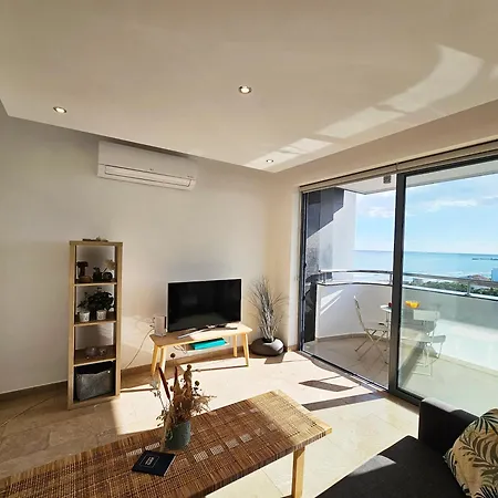 Dios Ponte Finikoudes Beachfront Holiday home *