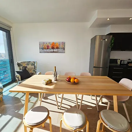 Dios Ponte Finikoudes Beachfront * لارنكا