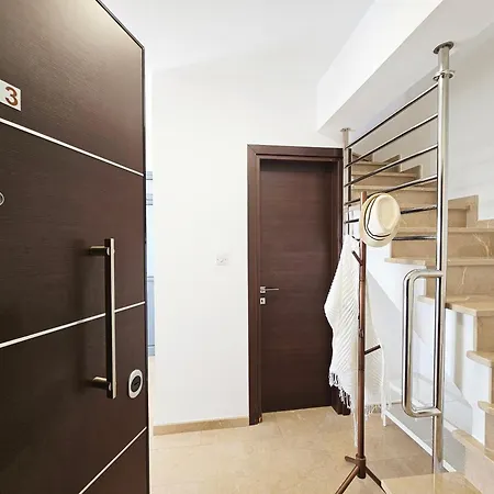 Dios Ponte Finikoudes Beachfront بيت للعطل *