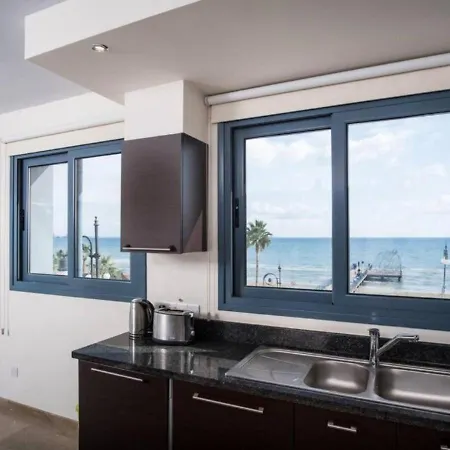 Dios Ponte Finikoudes Beachfront Holiday home *