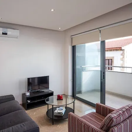 Dios Ponte Finikoudes Beachfront لارنكا