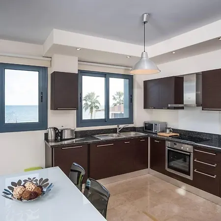 Dios Ponte Finikoudes Beachfront Сasa de vacaciones *