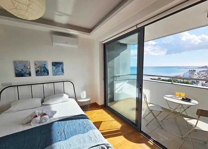 Dios Ponte Finikoudes Beachfront * لارنكا