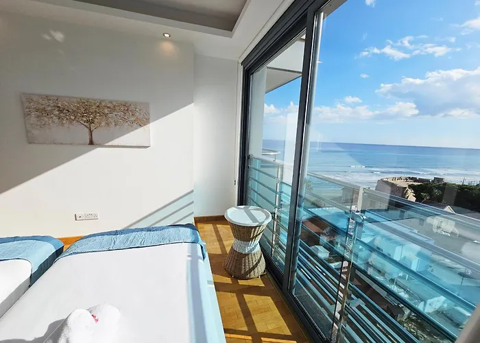 Dios Ponte Finikoudes Beachfront بيت للعطل لارنكا