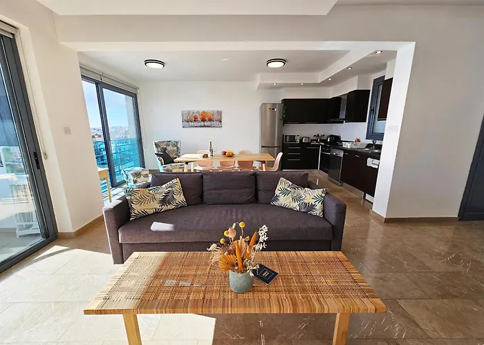 Dios Ponte Finikoudes Beachfront Λάρνακα