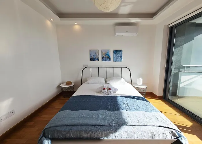 Dios Ponte Finikoudes Beachfront * لارنكا