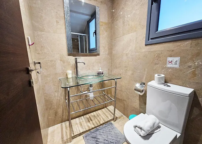 Dios Ponte Finikoudes Beachfront بيت للعطل