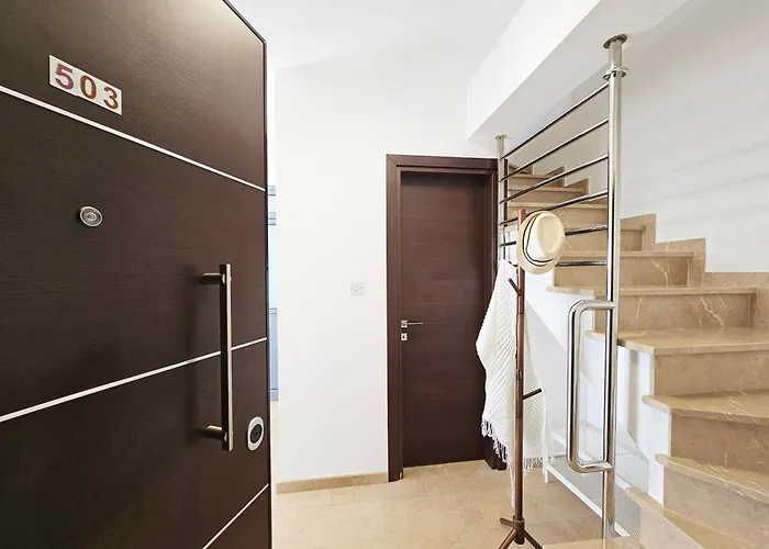 Dios Ponte Finikoudes Beachfront بيت للعطل *