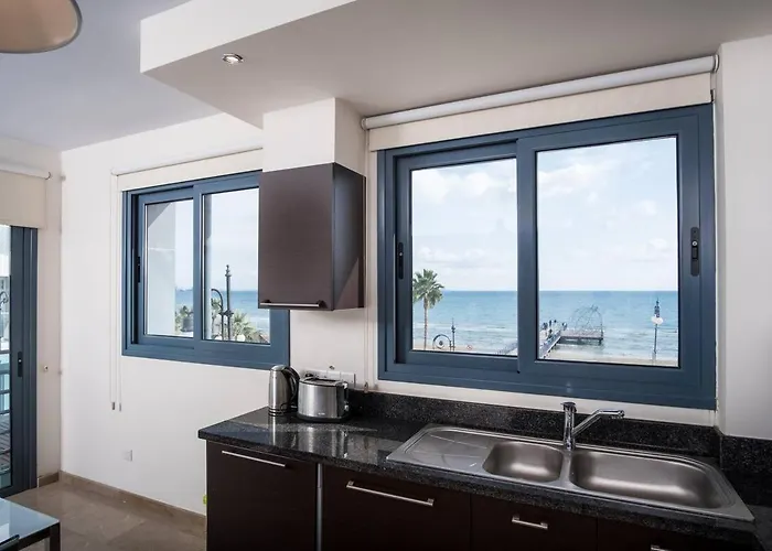 Dios Ponte Finikoudes Beachfront لارنكا