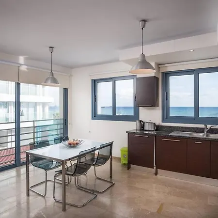 Vakantiehuis Dios Ponte Finikoudes Beachfront Larnaca