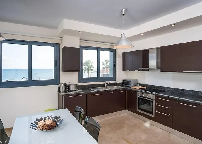 Dios Ponte Finikoudes Beachfront Holiday home *