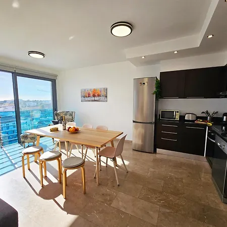 בית נופש Dios Ponte Finikoudes Beachfront *