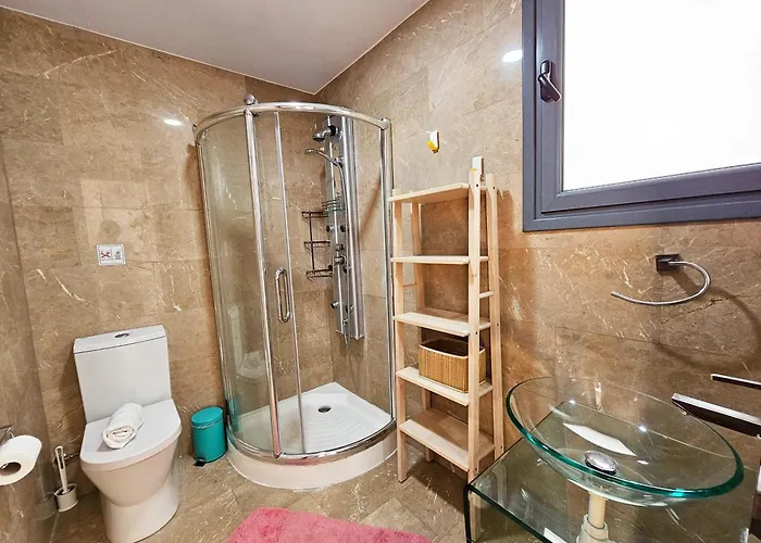 Dios Ponte Finikoudes Beachfront בית נופש *