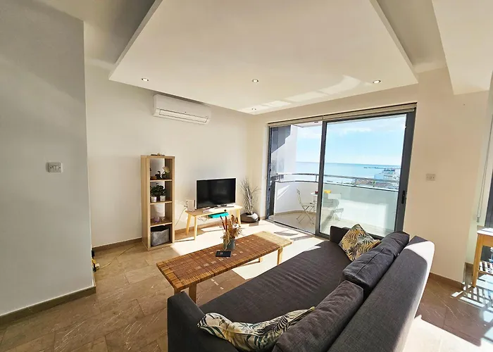 בית נופש Dios Ponte Finikoudes Beachfront *