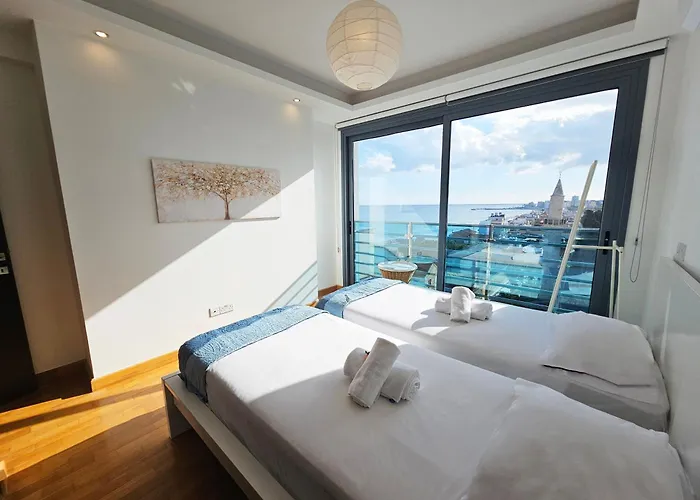 בית נופש Dios Ponte Finikoudes Beachfront