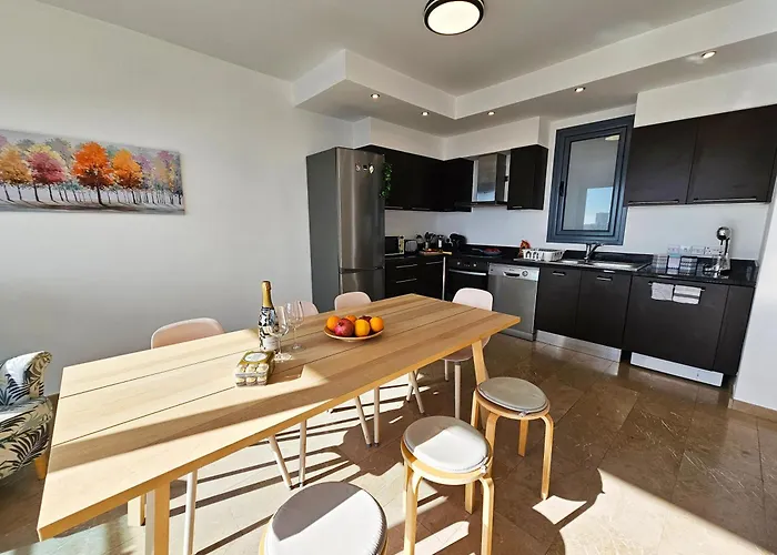 בית נופש Dios Ponte Finikoudes Beachfront