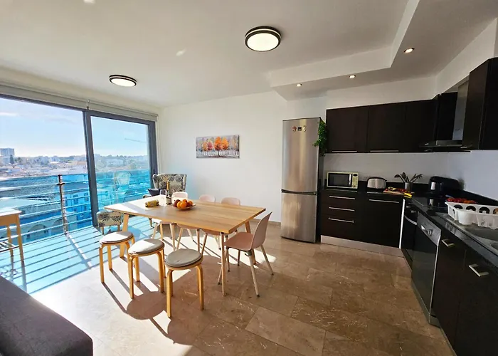 בית נופש Dios Ponte Finikoudes Beachfront *