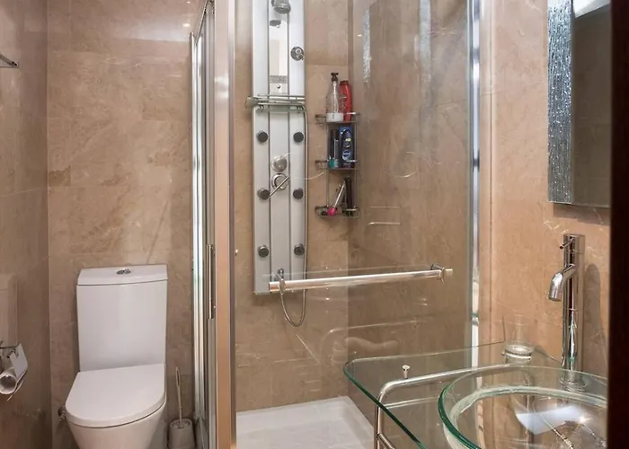 Dios Ponte Finikoudes Beachfront *