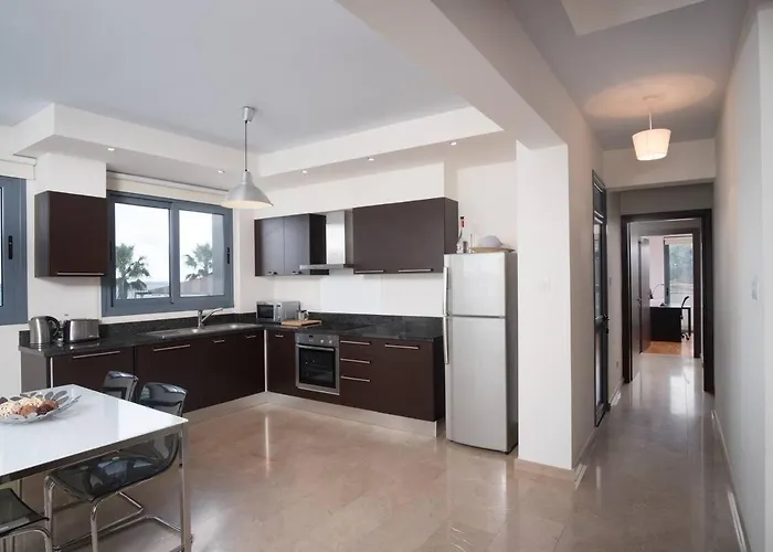 בית נופש Dios Ponte Finikoudes Beachfront *