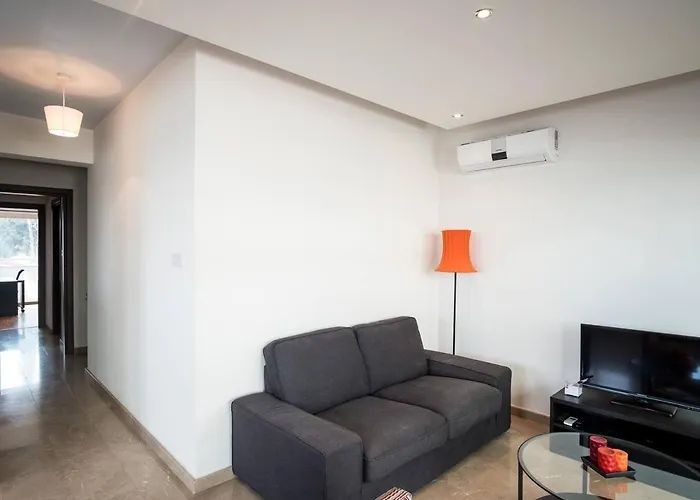 בית נופש Dios Ponte Finikoudes Beachfront