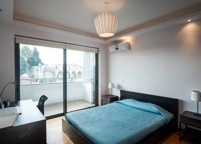 Dios Ponte Finikoudes Beachfront *