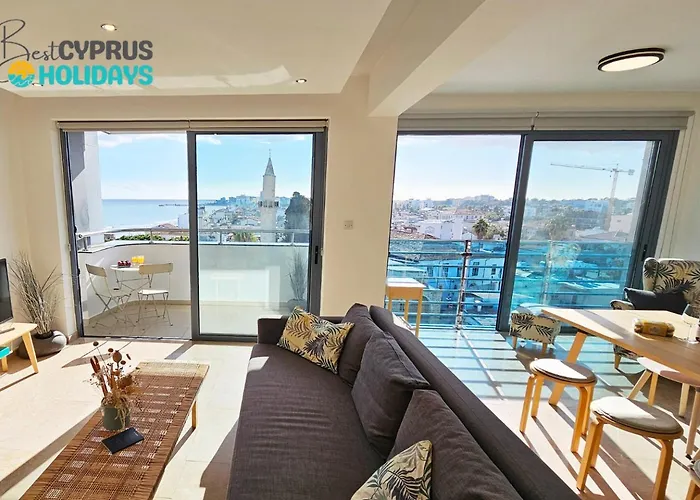 בית נופש Dios Ponte Finikoudes Beachfront